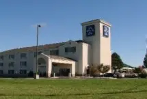 Photograph of Lee's Summit Inn & Suites, 