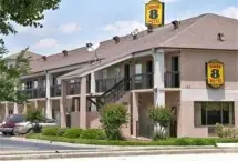 Photograph of Super 8, Lumberton