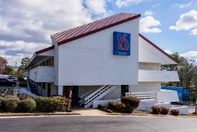 Photograph of Motel 6, Birmingham