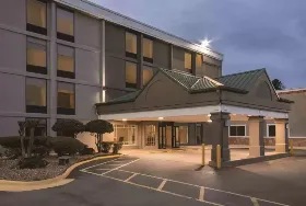 Photograph of Country Inn & Suites, North Little Rock