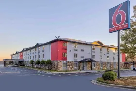Photograph of Motel 6, Little Rock