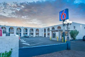 Photograph of Motel 6, Tucson