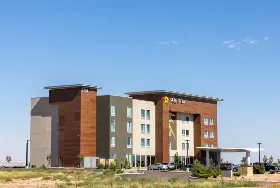Photograph of La Quinta Inn & Suites, Holbrook