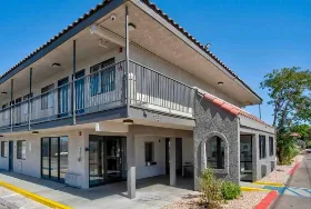 Photograph of Motel 6 ( East ), Kingman