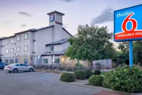 Photograph of Studio 6, Bakersfield