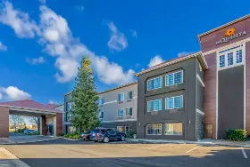Photograph of La Quinta Inn & Suites, Bakersfield