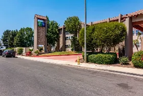 Photograph of Holiday Inn Express, Camarillo
