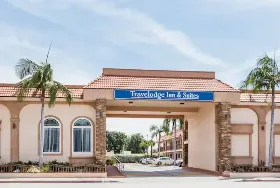 Photograph of Travelodge, Bell