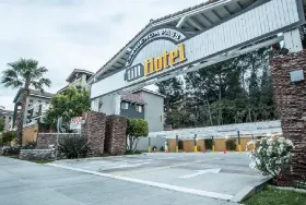 Photograph of Tilt Hotel Universal/Hollywood, Los Angeles