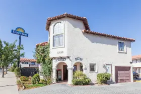 Photograph of Days Inn, Castaic