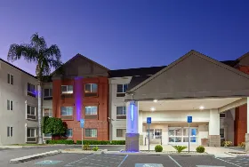 Photograph of Holiday Inn Express, Tulare