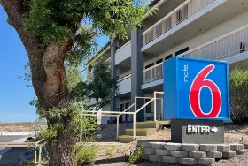 Photograph of Motel 6 [1727466929], Barstow