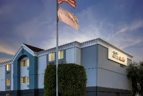 Photograph of Sonesta Simply Suites, Lake Forest