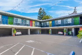 Photograph of Signature Inn, Oakland