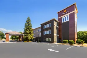 Photograph of La Quinta Inn & Suites, Bakersfield