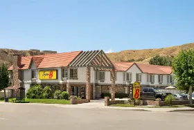 Photograph of Super 8, Santa Clarita
