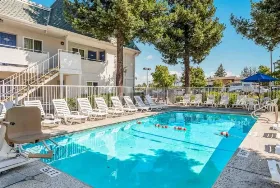 Photograph of Motel 6, Rohnert Park