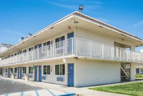 Photograph of Motel 6, Williams