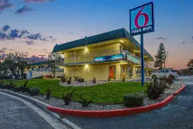 Photograph of Motel 6, King City