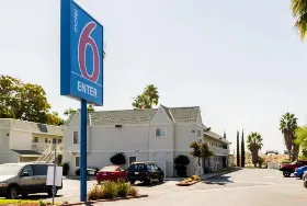 Photograph of Motel 6, Bakersfield