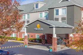 Photograph of La Quinta Inn & Suites, Pawcatuck
