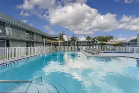 Photograph of Super 8, Ocala