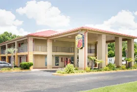 Photograph of Super 8, Defuniak Springs