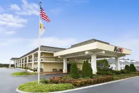 Photograph of Super 8, Calhoun