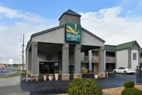 Photograph of Quality Inn, Calhoun