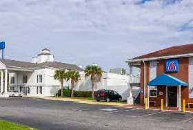 Photograph of Motel 6, Brunswick