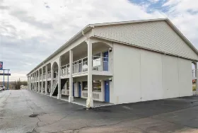 Photograph of Motel 6, Commerce