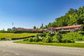 Photograph of Red Roof Inn, Helen