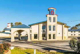 Photograph of Motel 6, Urbana