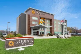 Photograph of La Quinta Inn & Suites, Shorewood