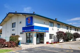 Photograph of Motel 6, Normal
