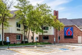 Photograph of Motel 6, Arlington Heights