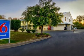 Photograph of Motel 6 [1727529536], Jeffersonville
