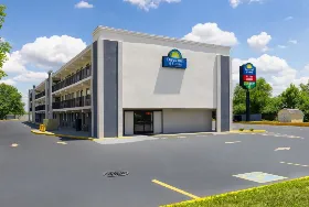Photograph of Days Inn & Suites by Wyndham Indianapolis Airport East, Indianapolis
