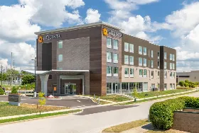 Photograph of La Quinta Inn & Suites, Bloomington