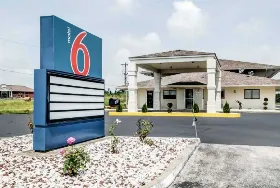 Photograph of Motel 6, Berea