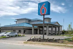 Photograph of Motel 6, Walton