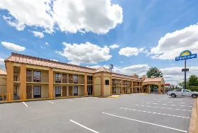 Photograph of Days Inn, Oak Grove