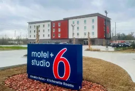 Photograph of Motel 6, Gonzales