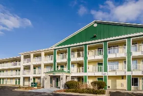 Photograph of HomeTowne Studios, Sulphur