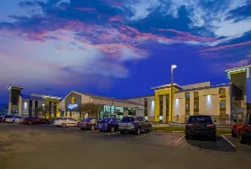 Photograph of La Quinta Inn & Suites, Romulus