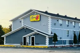 Photograph of Super 8, Benton Harbor