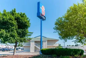 Photograph of Motel 6, Farmington Hills