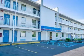 Photograph of Motel 6, Warren