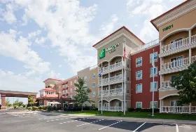 Photograph of Holiday Inn & Suites, Maple Grove