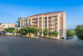 Photograph of Clarion Inn Branson, Branson